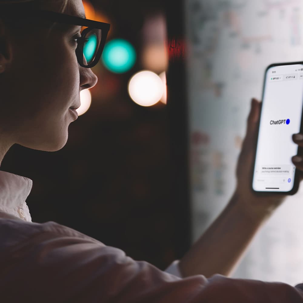 kvinna använder ChatGPT på smartphone