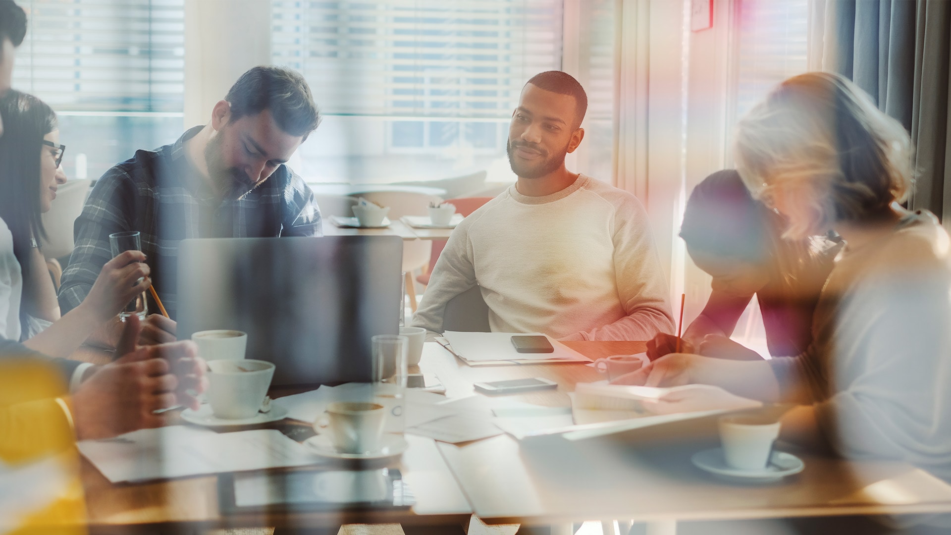 Kollegor på modernt kontor diskuterar CEO Survey 2025.