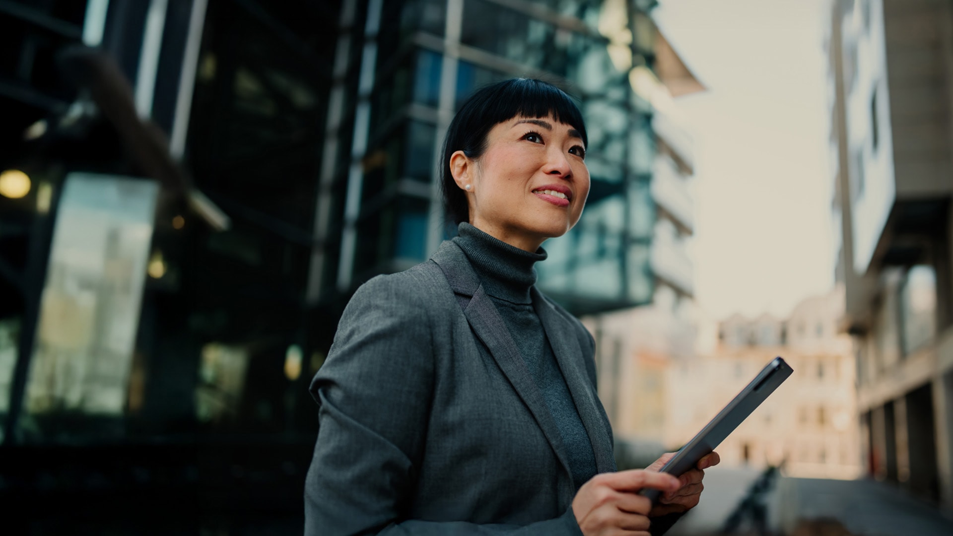 kvinna läser rapporten Digital Trust Insights