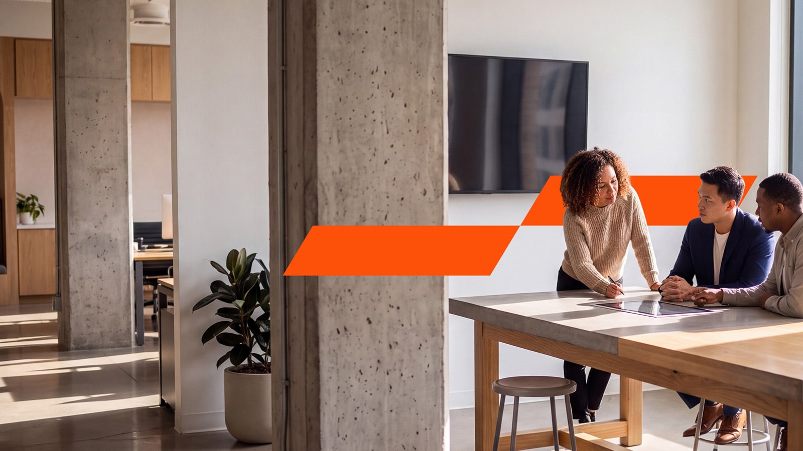 Kollegor på kontor diskuterar PwC's Global Hopes and Fears Survey 2026