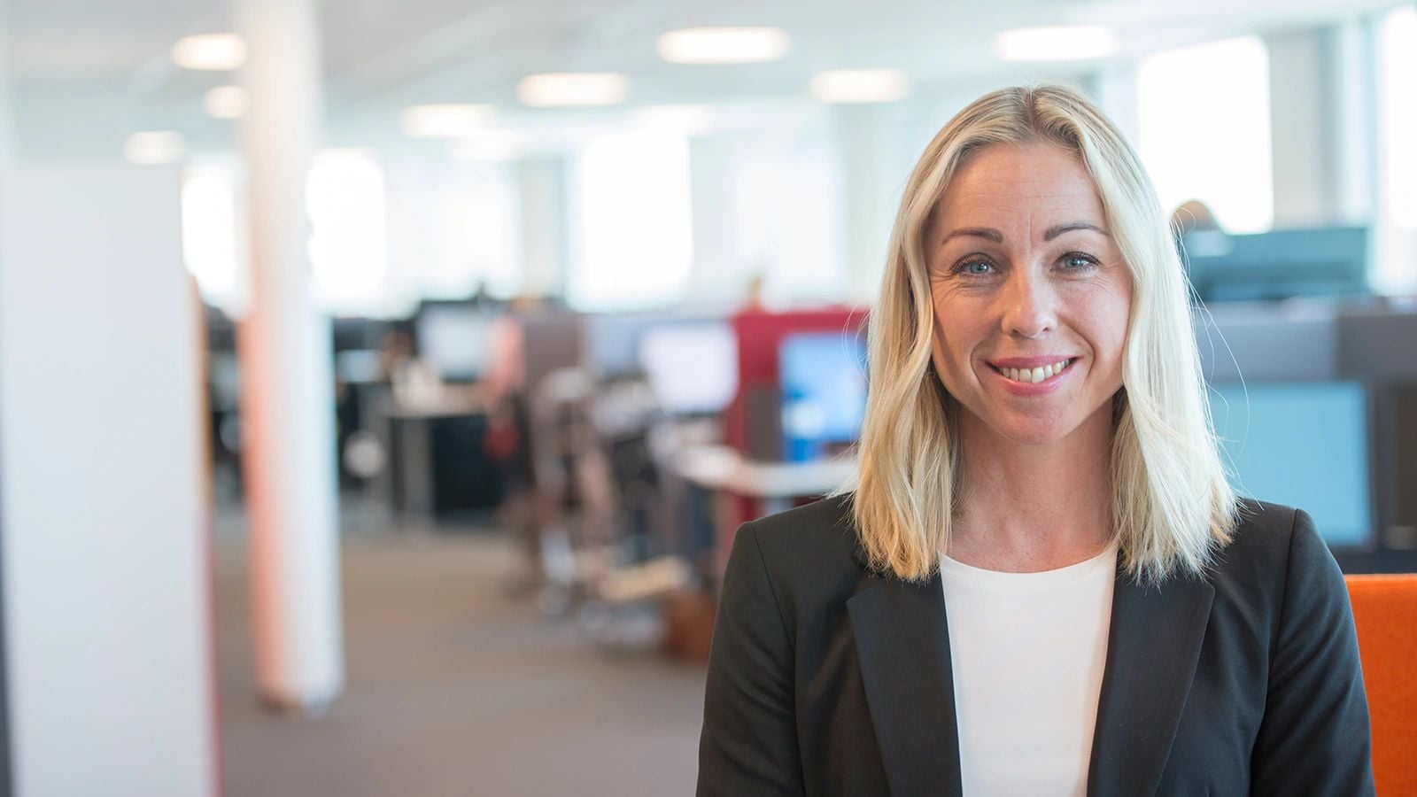 Bild på en kvinna som jobbar med Kundtjänsteärenden