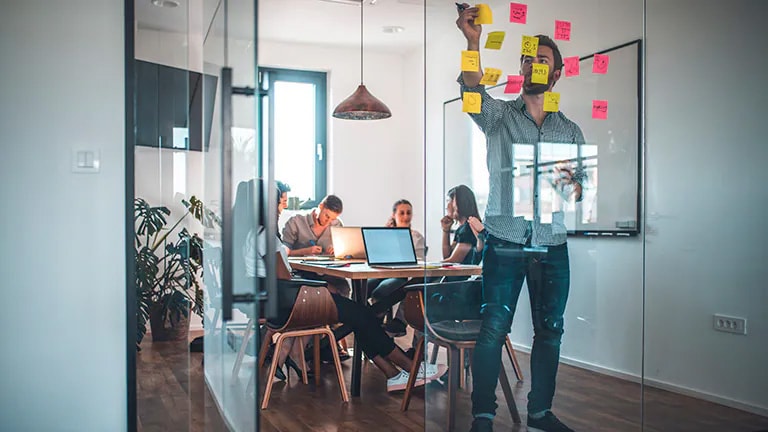 kollegor i arbetsmöte om föreningsbidrag