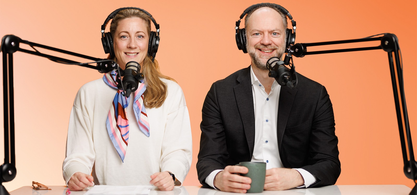 Emelie Söderlund och Mikael Scheja, PwC, programledare för PwC-podden Mellan debet och kredit
