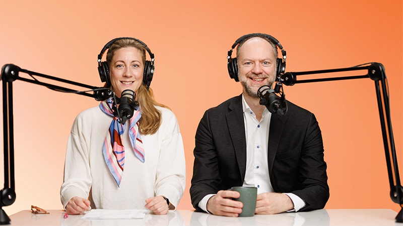 Kvinnliga kollegor på kontor diskuterar vad IFRS 18 innebär för fastighetsbranschen.
